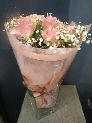 ピンクのバラとカスミソウの花束イメージ